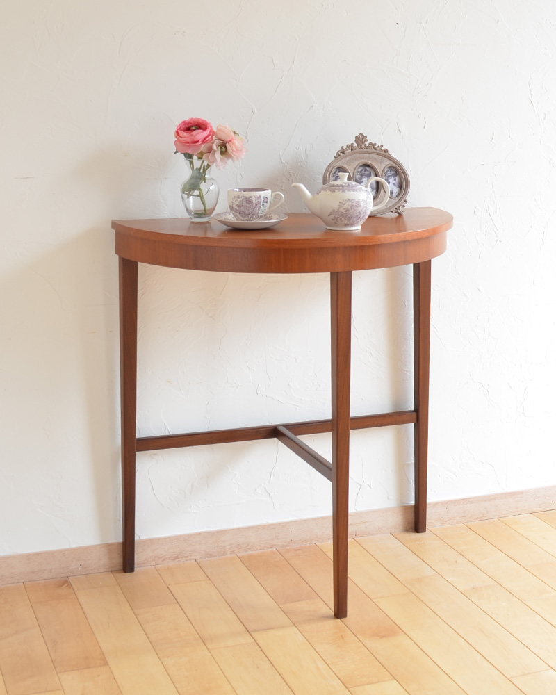 ヴィンテージの北欧インテリア、半月型のコンソールテーブル（サイド