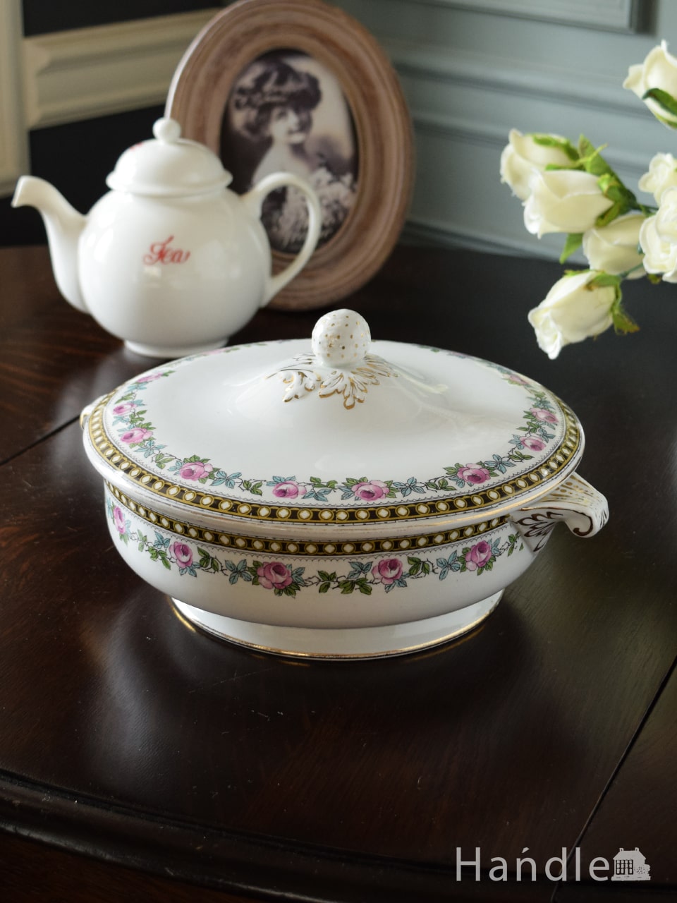 イギリスのアンティーク食器、ピンク色のバラ模様がおしゃれな