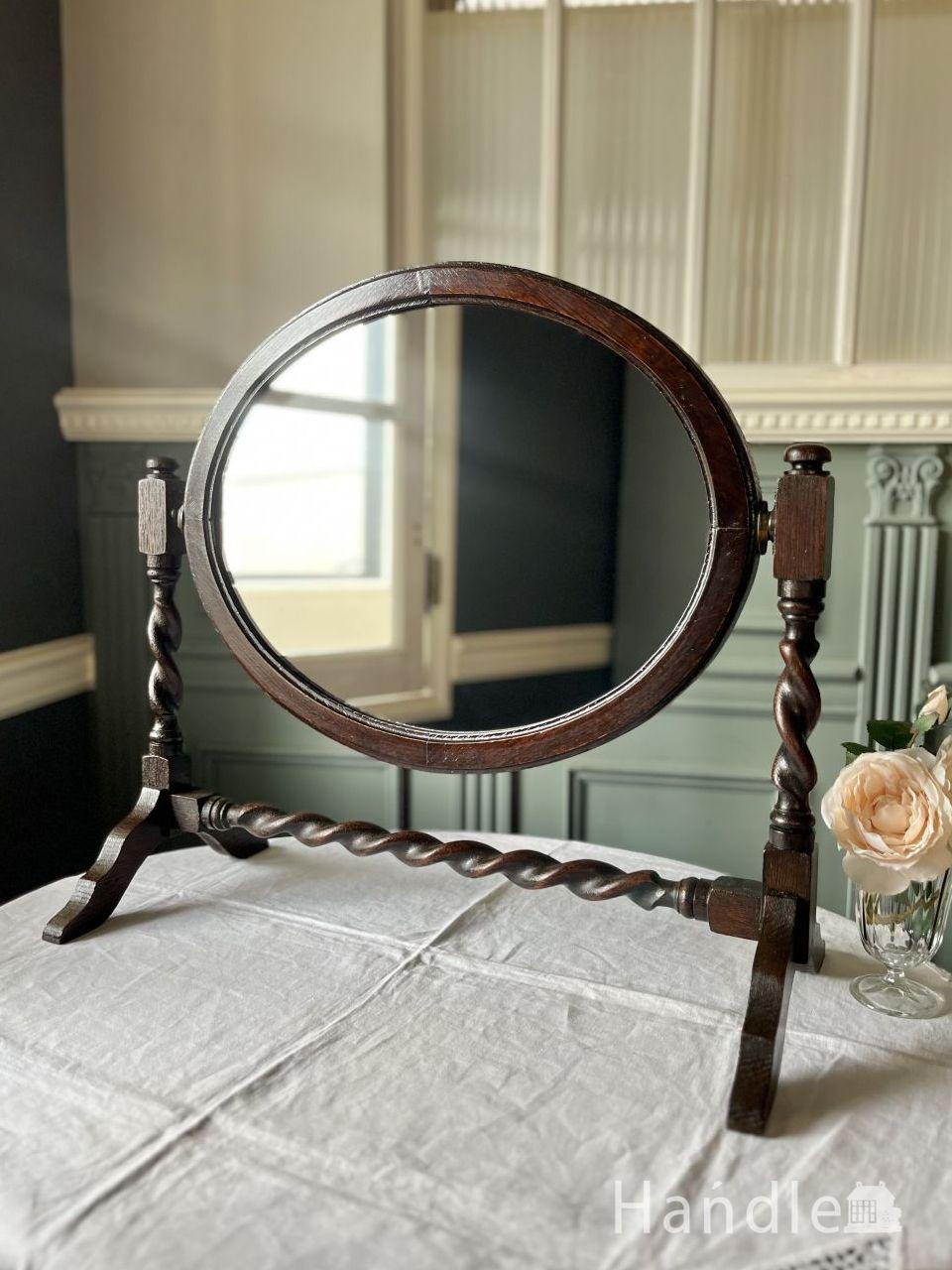 フランスから届いたアンティークの鏡、華やかな装飾のフレームが美しい