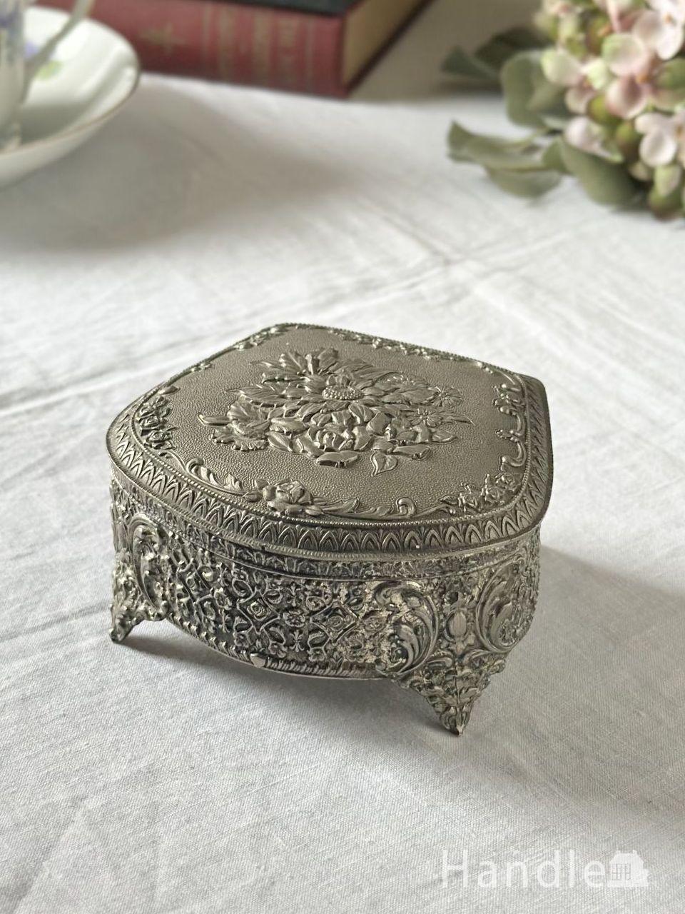 セージグリーン色が美しいウェッジウッド、ジャスパーウェアのフタ付き