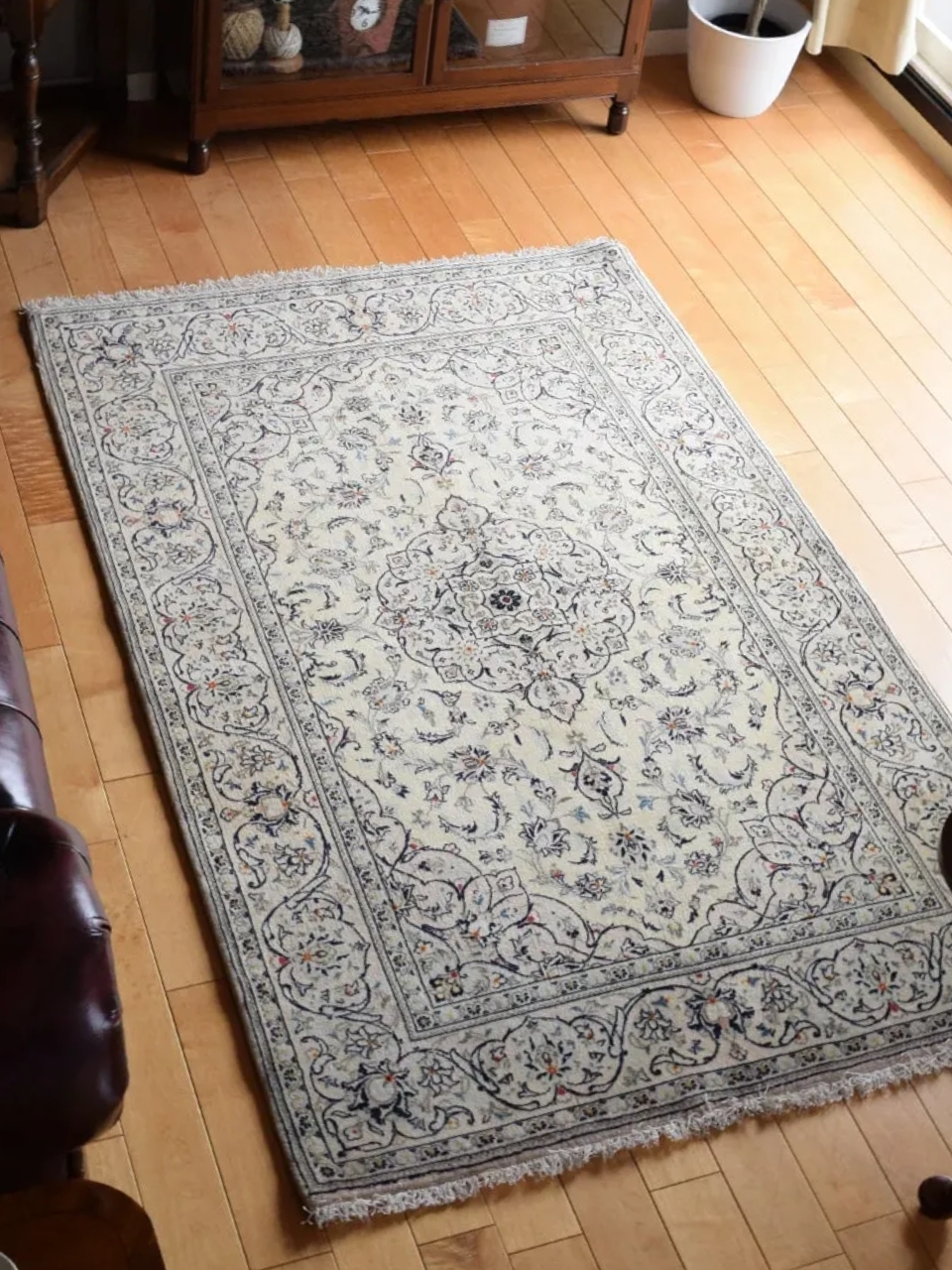 とても貴重なホワイトカシャーン、メダリオンが美しいKashanのペルシャ