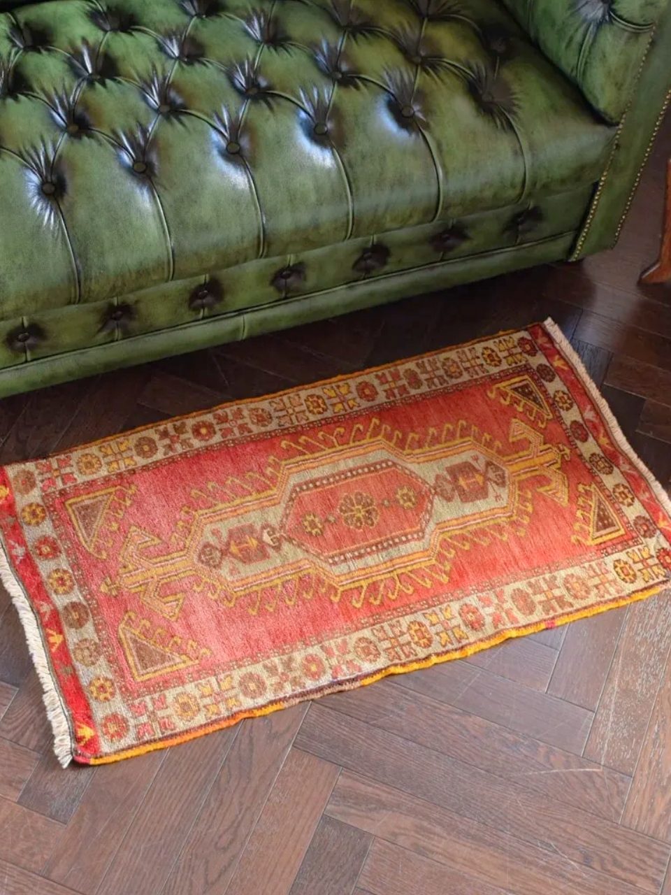 ビンテージのおしゃれなオールド絨毯、お花柄が女性らしい一点ものの