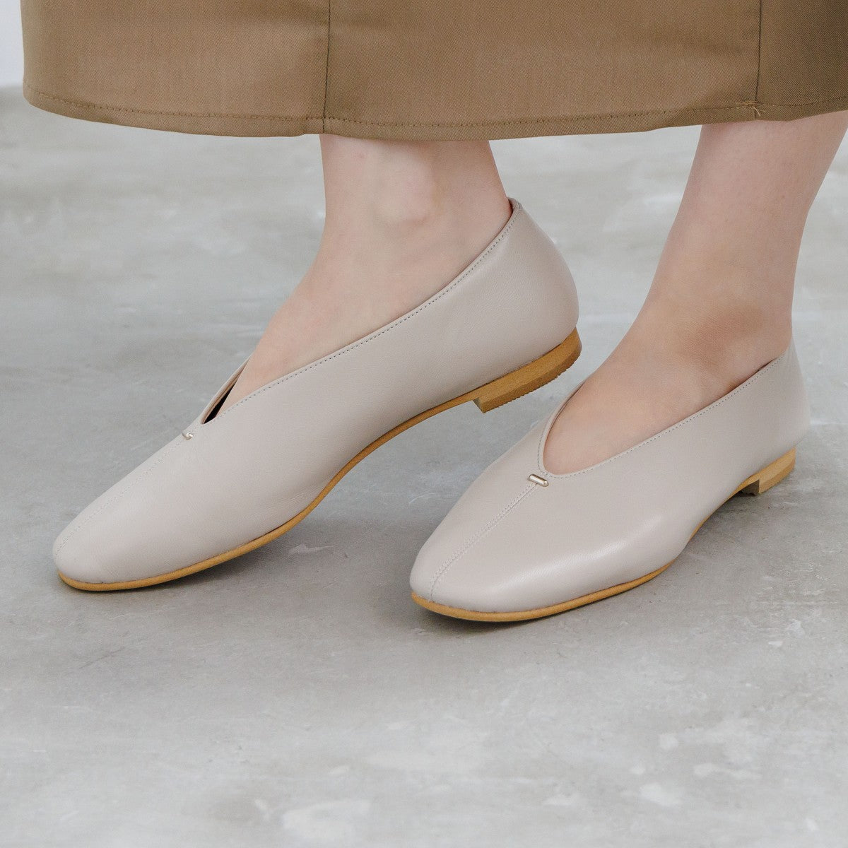 26SS新色追加】メタルポイントフラットパンプス/651326