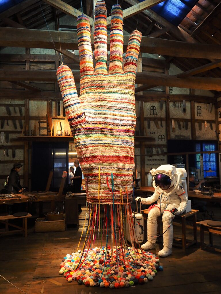 みんなの手 月まで届く手袋を編もう！」 - ART SETOUCHI 引田エリア