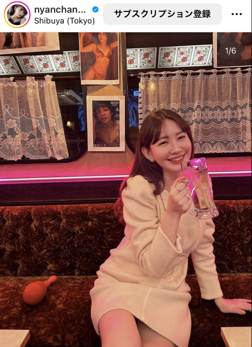 小嶋陽菜、ロングブーツ×ミニワンピでジョッキ片手に微笑み「最強の