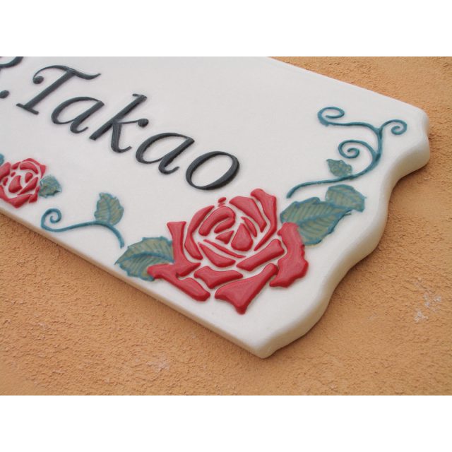 k139薔薇ハウス【真っ赤な薔薇の花に囲まれた、凸文字陶器表札です