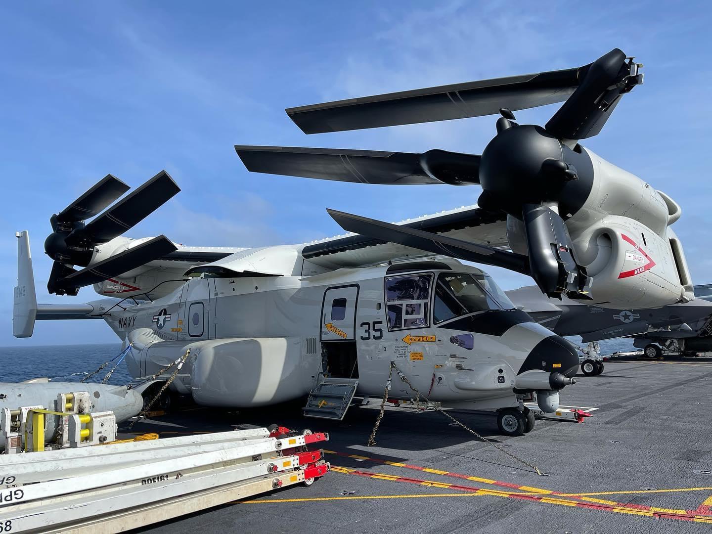 米海軍が新たに採用したV-22オスプレイが飛行甲板に！ これらで作業