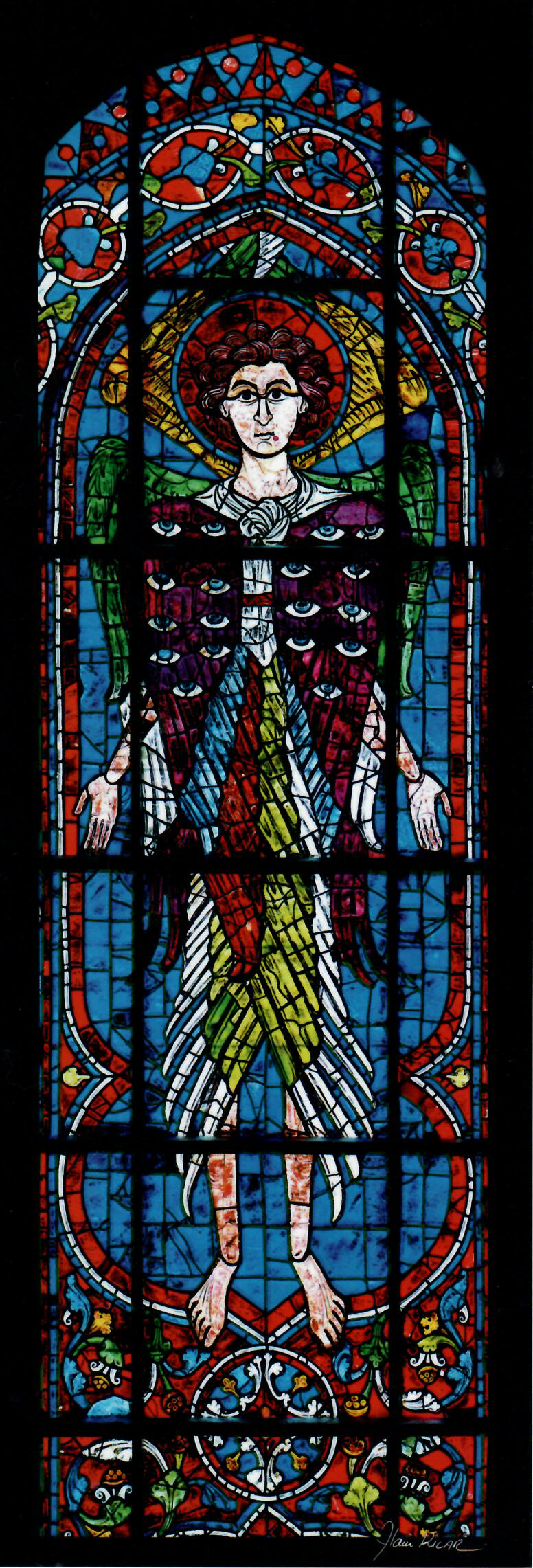 シャルトル大聖堂のステンドグラスに描かれている、目の翼を持つ天使は