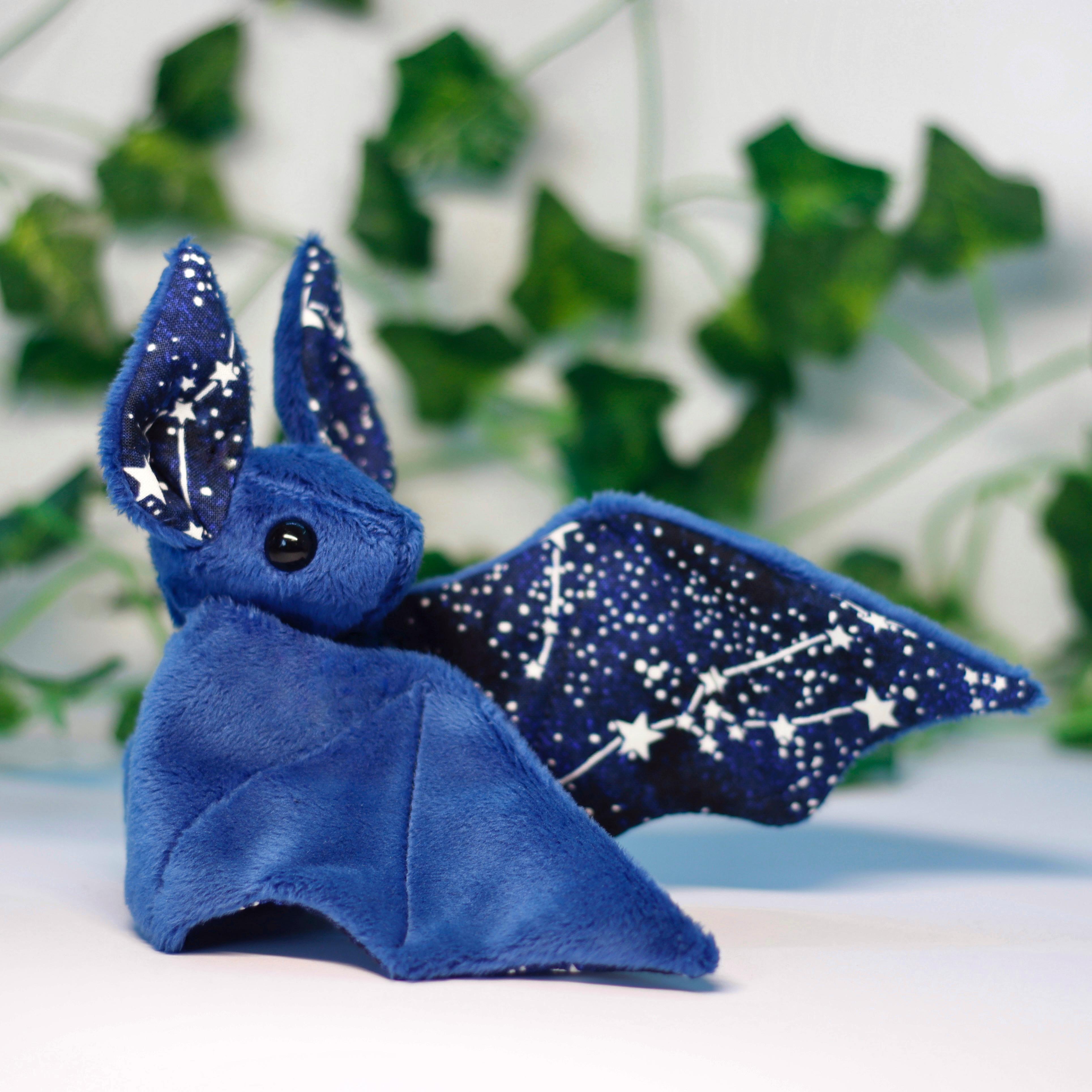 作ったばっかりの、ちっちゃい星座コウモリだよ🦇✨ : r/sewing