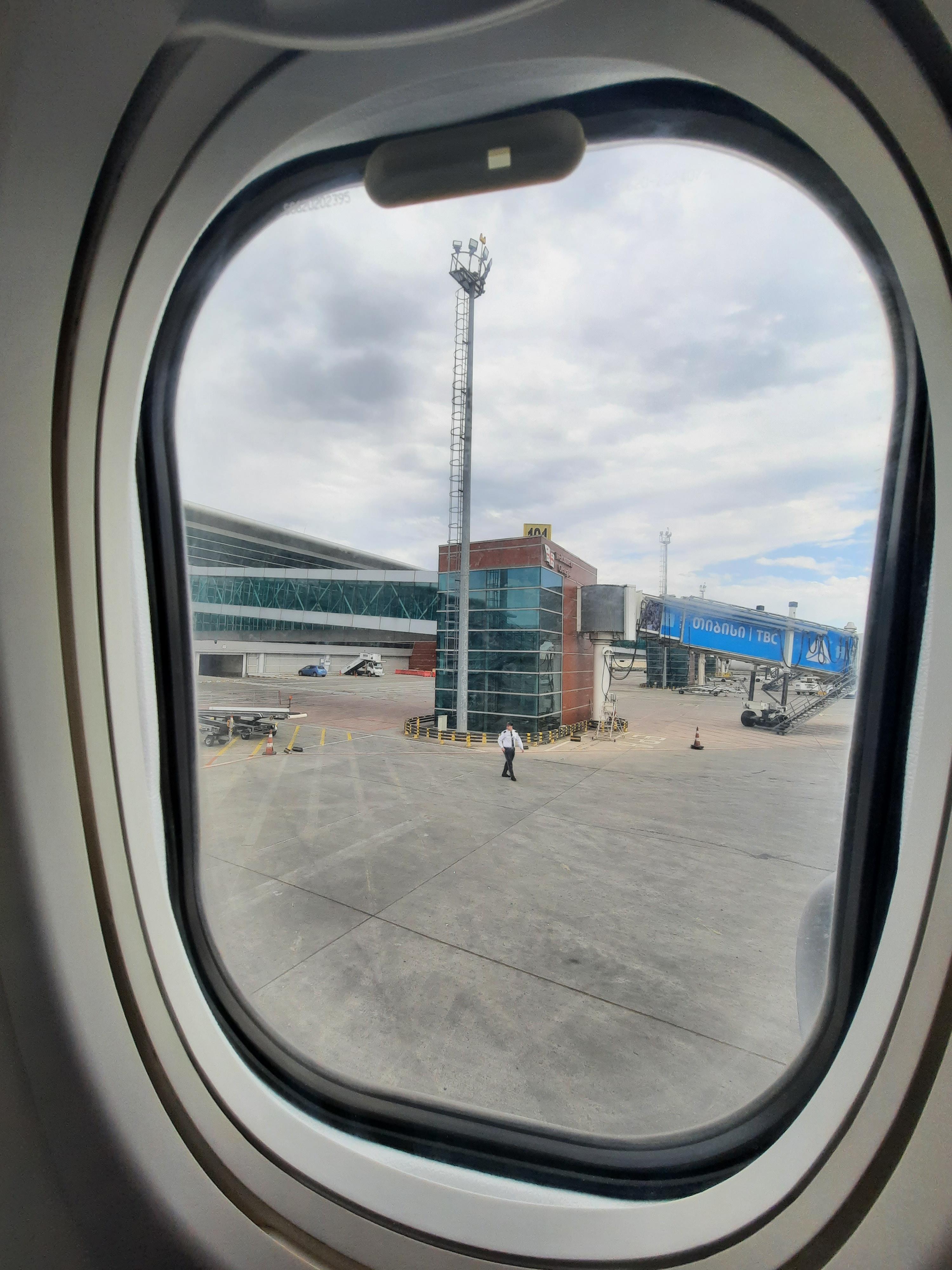 どうして737 MAXの窓には、他のほとんどの飛行機の窓と違って穴がない