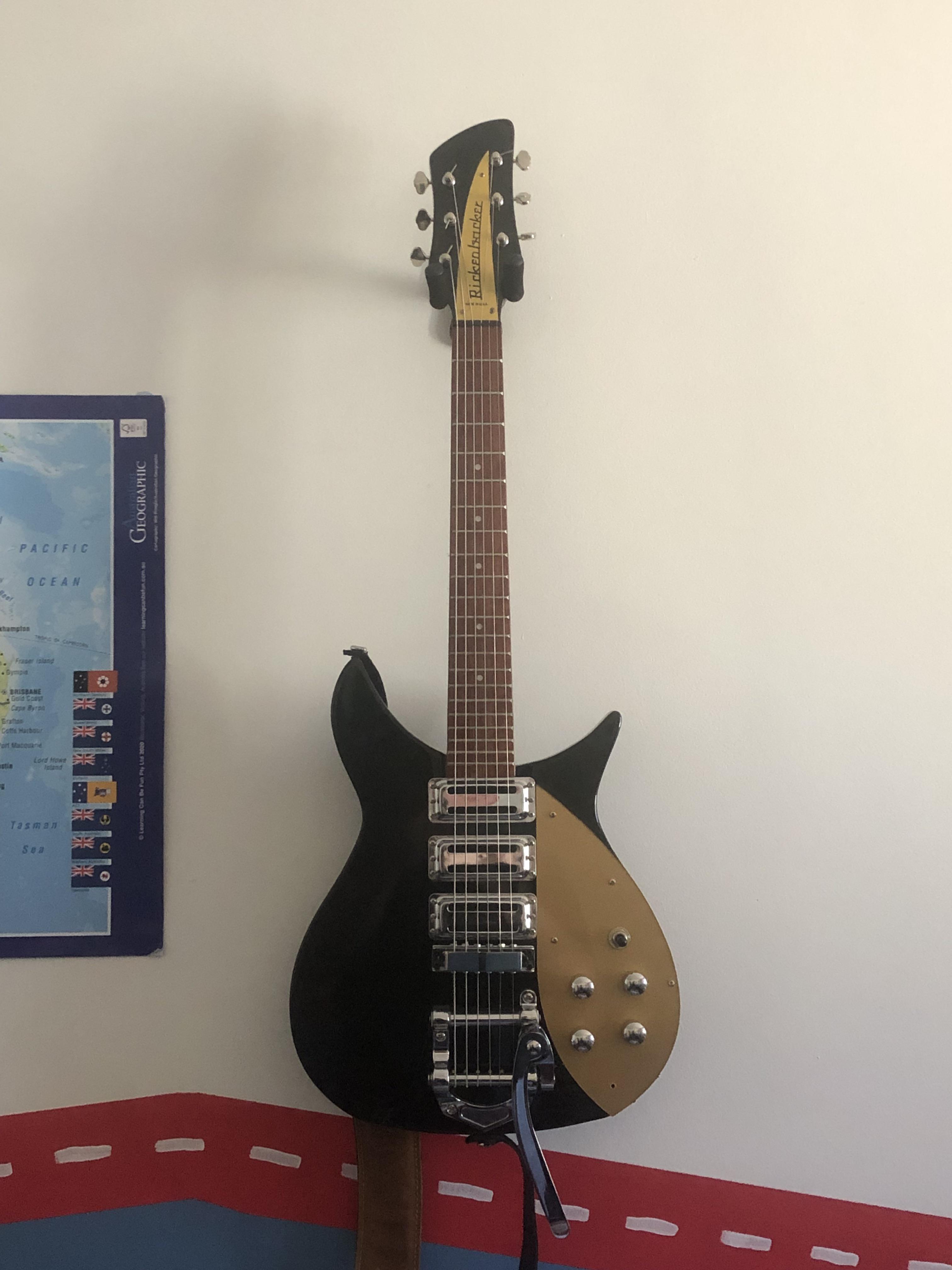 ジョンズ・リッケンバッカー325c58のレプリカだよ。 : r/beatles