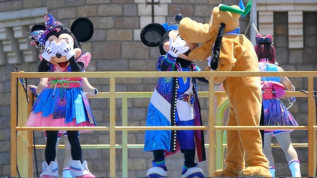 ミッキーに激しくチューするプルート】燦水！サマービート2017 - YouTube