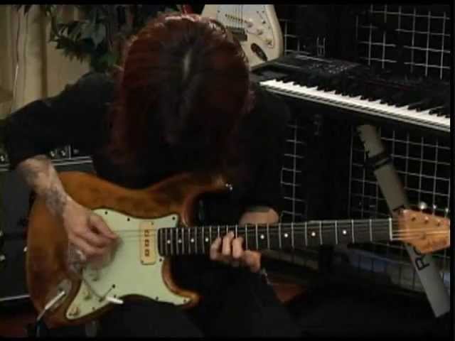 SUGIZO 試奏 GT-10 Multi-Effects Pedal Test 3-3 - YouTube