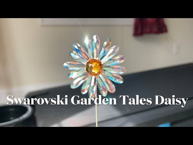 Swarovski Garden Tales Daisy and Decorative Vase, Small - YouTube