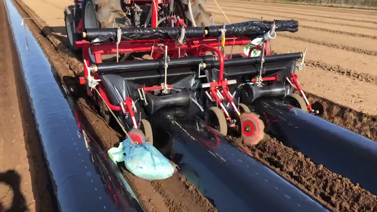 さつまいも畝立て 2連マルチャー - YouTube