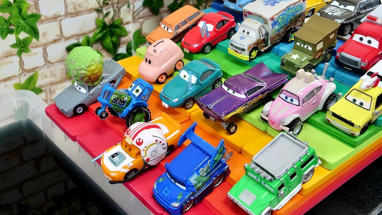 カーズ☆ ちょっと大きなカーズのミニカーがカラフルな虹色の階段を