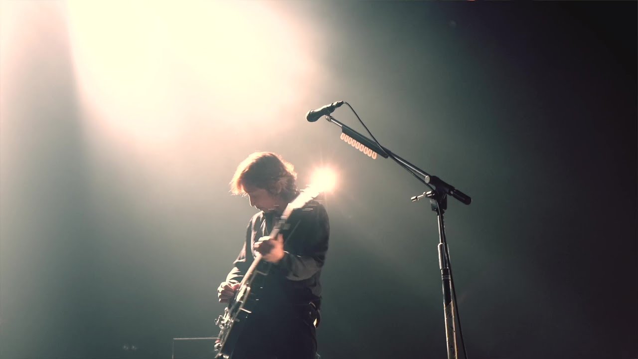 浅井健一、一夜限りのライブフィルム先行上映会開催＋ライブ映像3曲を