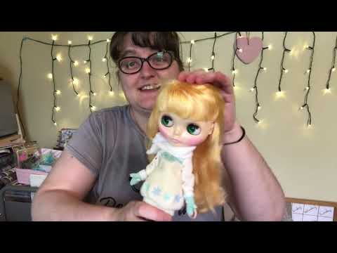Neo Blythe Box Opening: Pre-Loved Ice Rune - YouTube