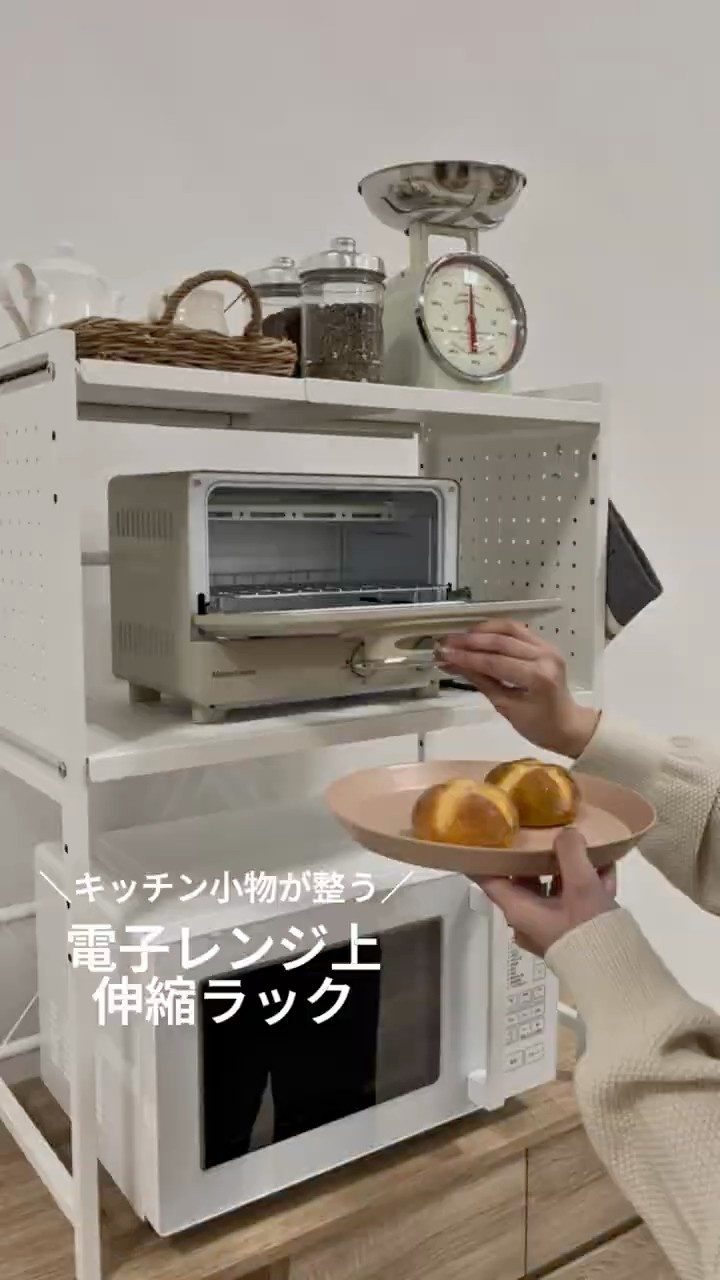 電子レンジの上のデッドスペースを有効活用！ キッチンの収納力アップ