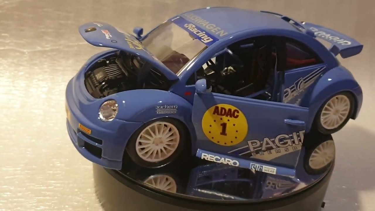 Volkswagen New Beetle Cup Millennium 1/18 Bburago - YouTube