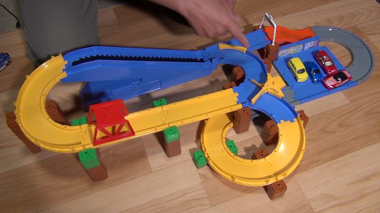 低い電動スロープで安定感あり！トミカシステム 3ACTION オート高速