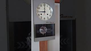 昭和レトロ 愛知時計 30日巻きゼンマイ振り子掛け時計 - YouTube