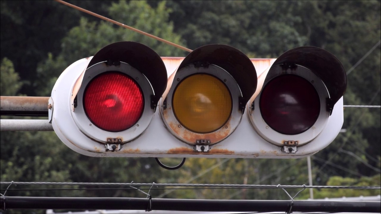 変則配列】町田市にある左赤の信号機 - YouTube