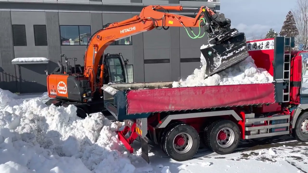 日立建機ZX125W+チルトローテーター 排雪のための雪の積込み作業 - YouTube