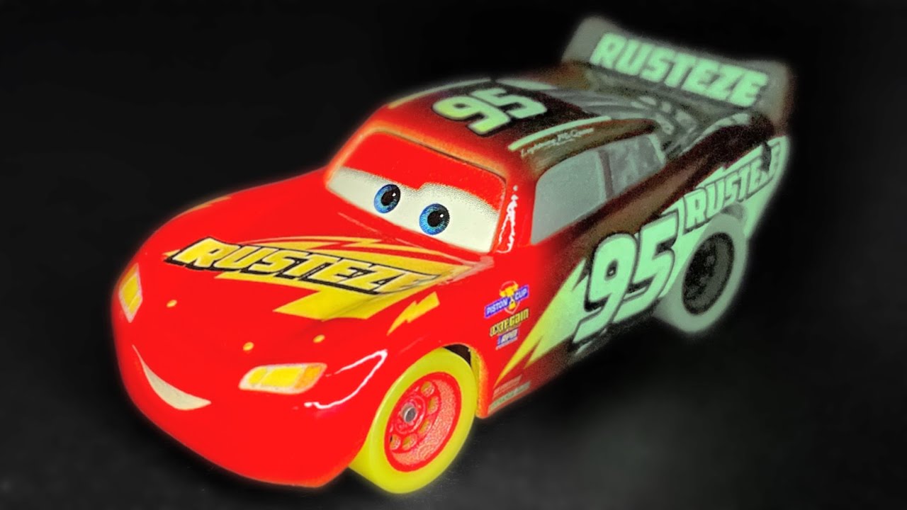 Mattel Glow Racers Lightning McQueen No.95 Rust-Eze Glow-In-The