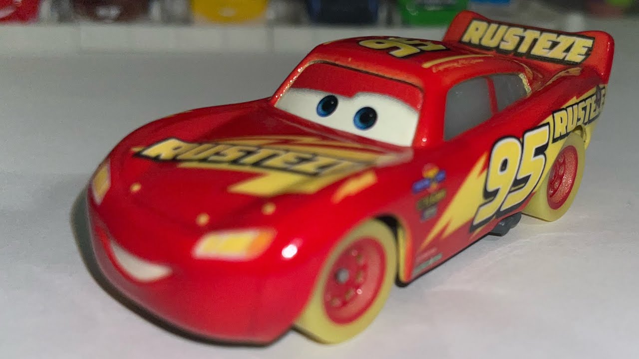 Mattel Disney Cars - Glow Racers Lightning McQueen - YouTube