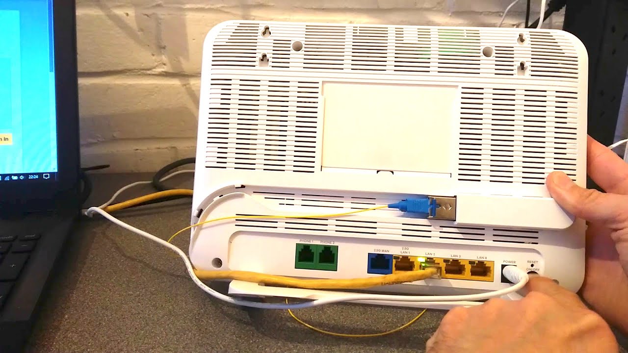 A look at the Zyxel EX5601-T0 (EX5601-T1) Router - YouTube