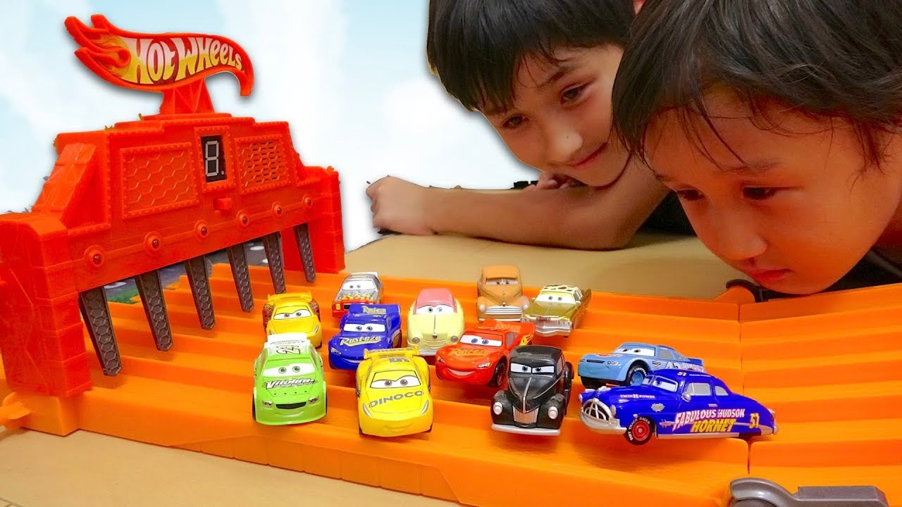 カーズトミカ VSレース ホットウィール 6レーンレース Car3 HotWheels
