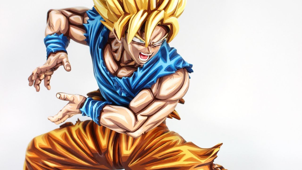 A figure painter tried to paint a Goku figure with a brushand