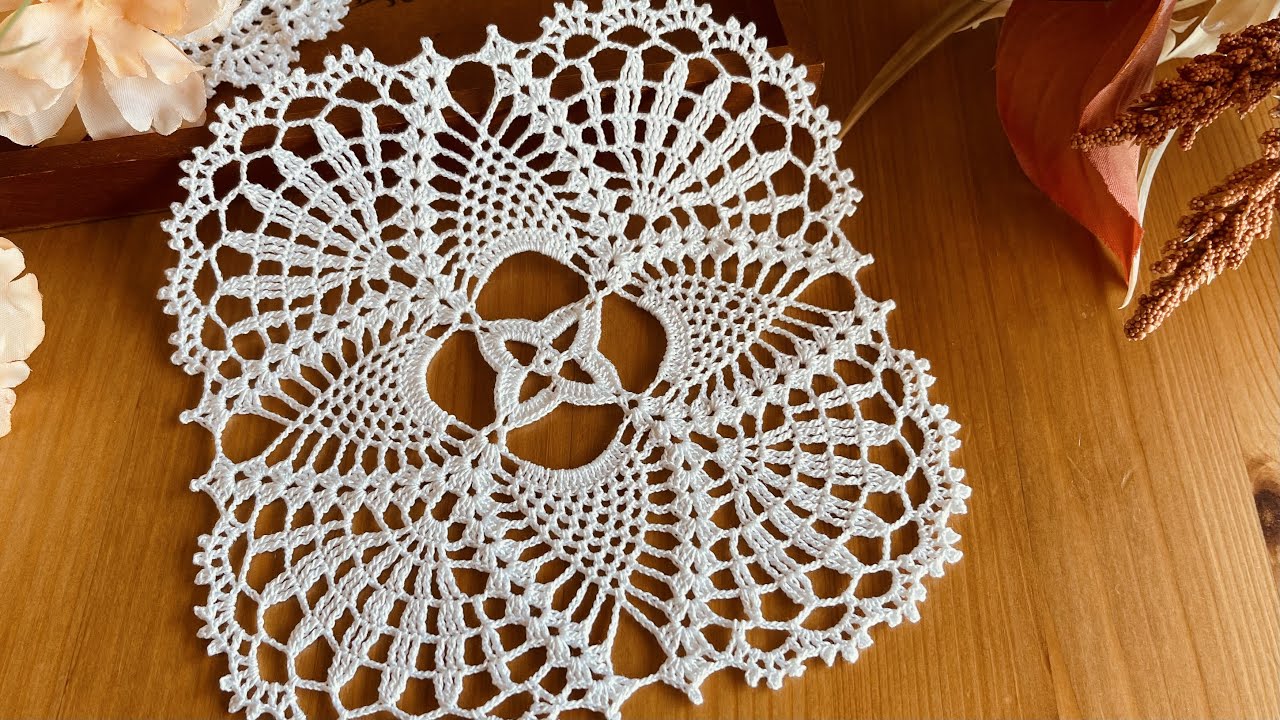 優雅なパイナップル編みのスクエアドイリー【編み図付き】｜How to