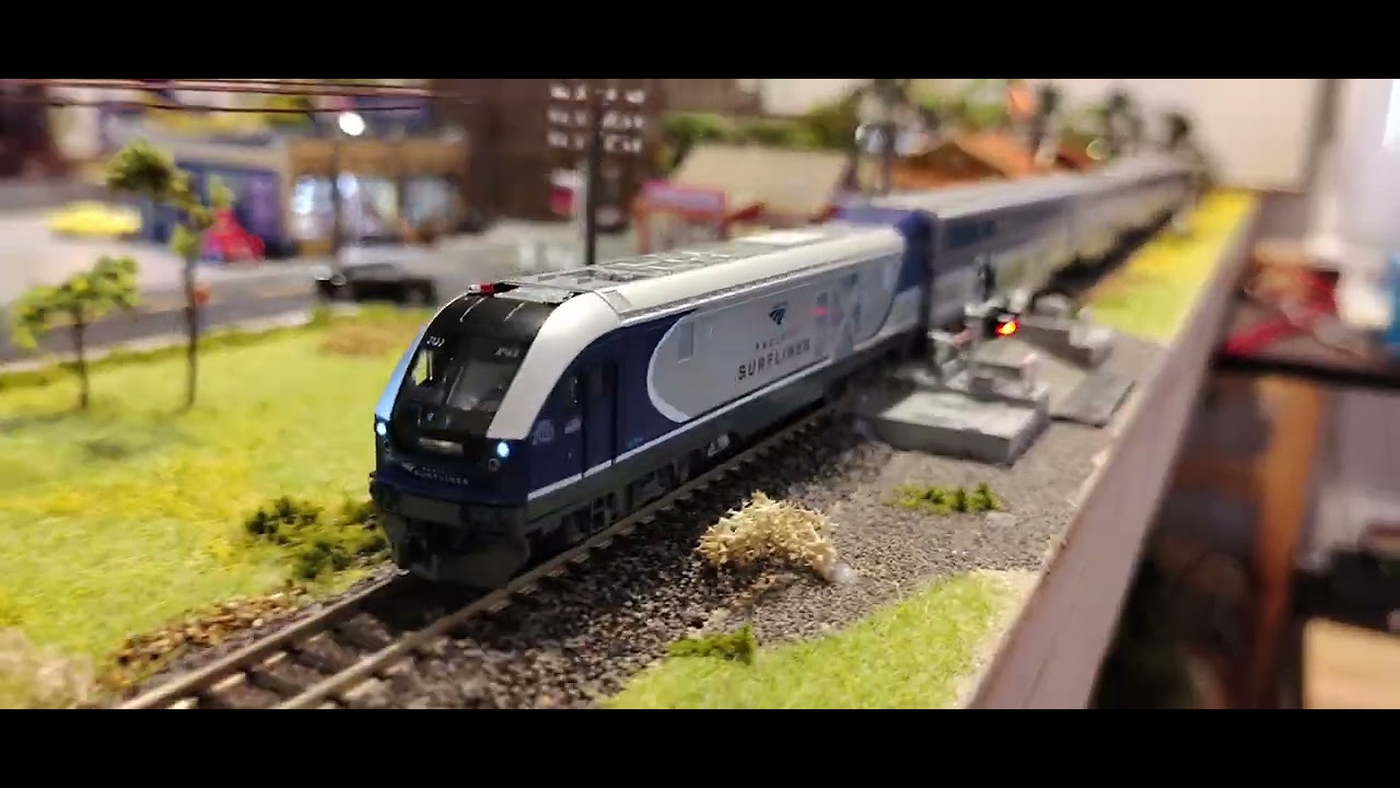 N Scale Kato SC-44 Amtrak Pacific Surfliner Set DC Demo - YouTube