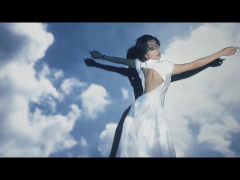 Shizuka Ishibashi shows off her beautiful back in a bold outfit