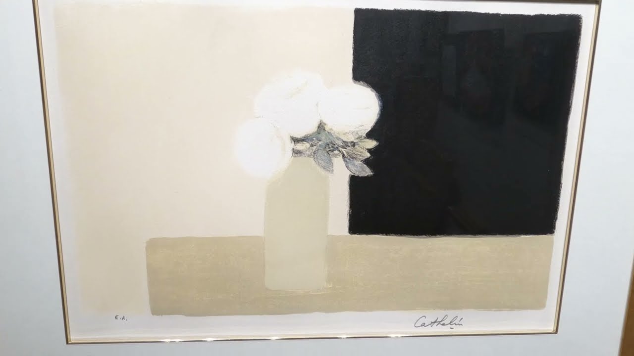 ベルナール・カトラン ピンクと黒の背景の白い薔薇の小さな花束 花