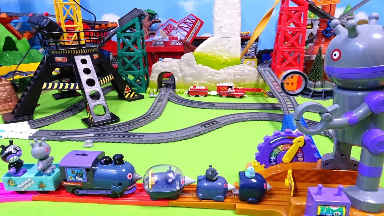 だだんだんが動く線路でバイキンマンともぐりんの電車が走るよ