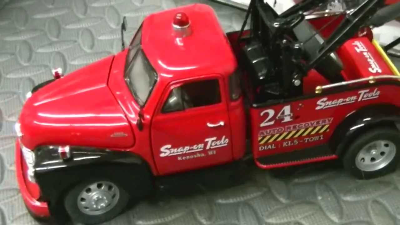 Snap-On Chevrolet Tow Truck, Die-Cast, 1:24 Scale by Crown