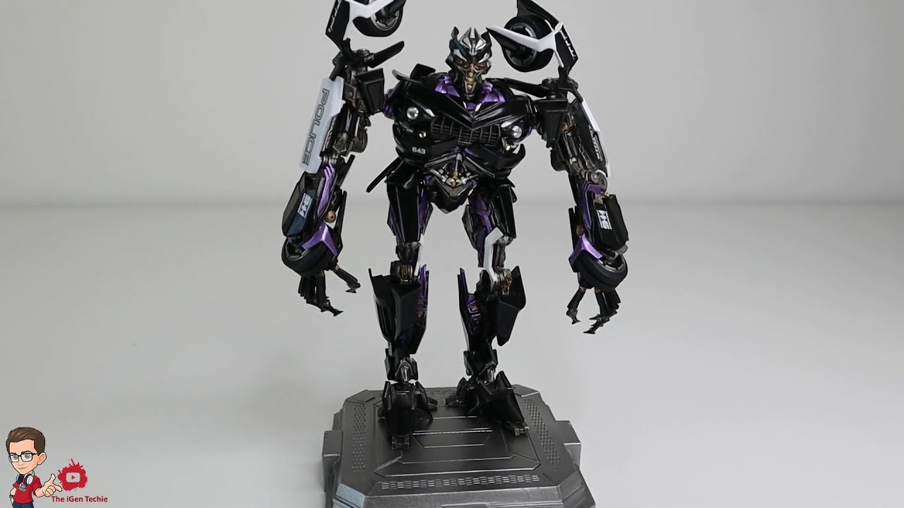 The iGen Unboxing and Reviewing DMK Transformer Barricade by Boda