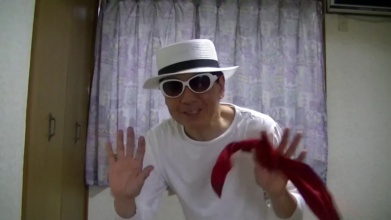 ハンカチを使ったマジック。余興や出し物で盛り上がる手品