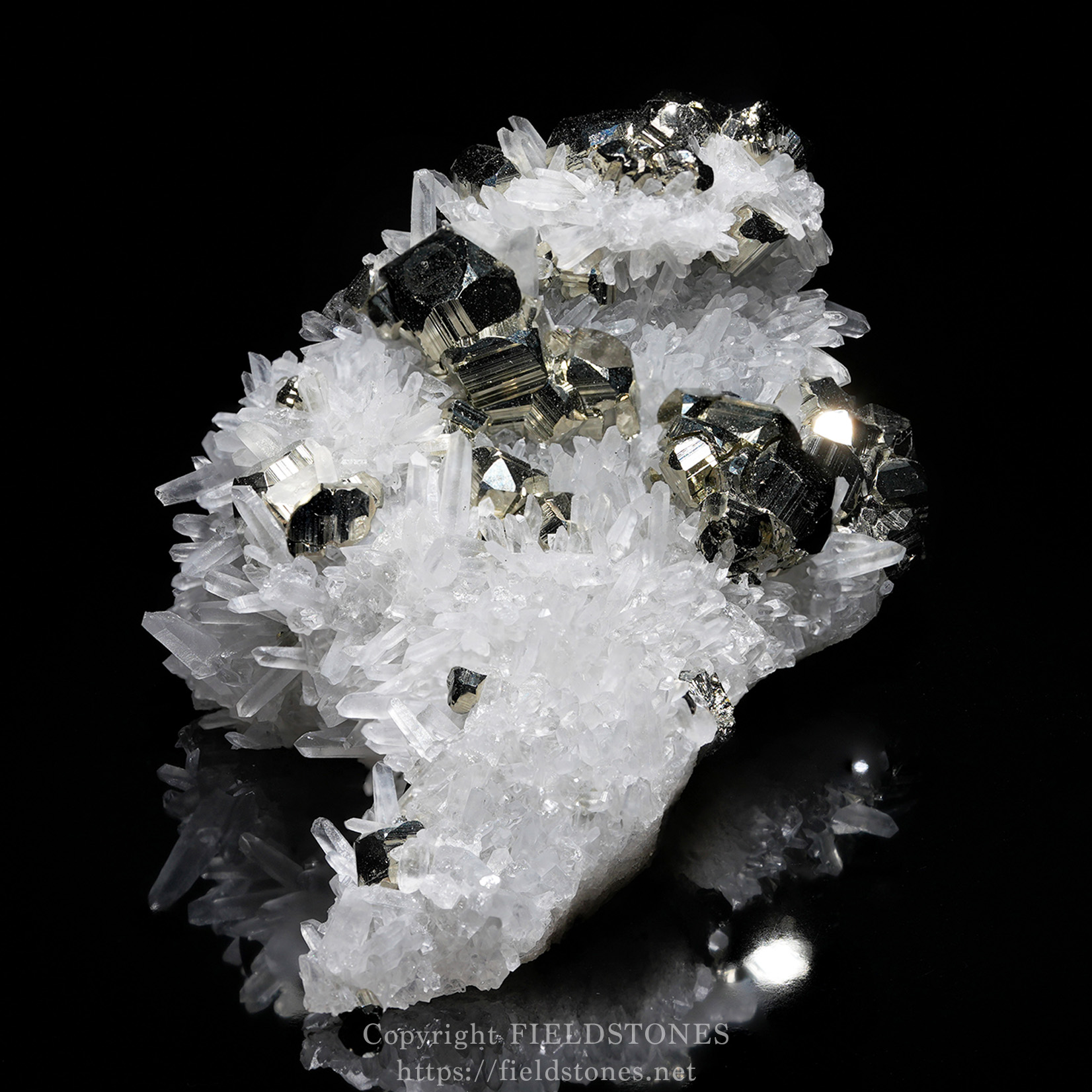 パイライト(黄鉄鉱)の特徴・効果・浄化方法 - FieldStones