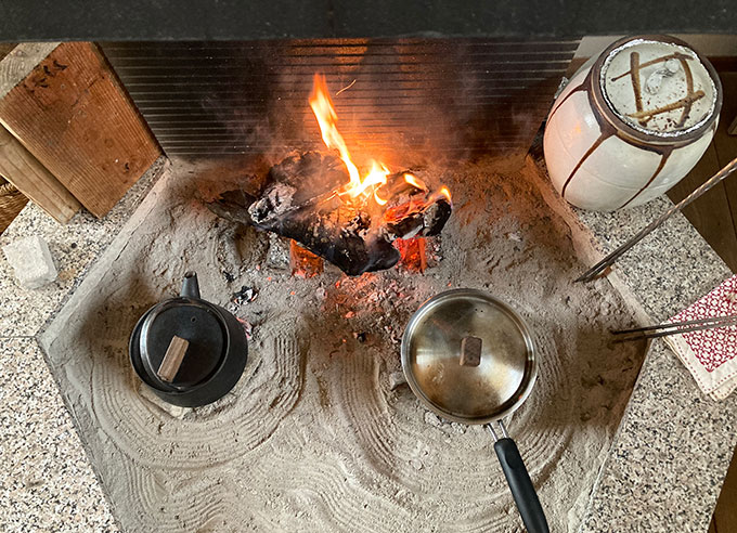 囲炉裏暖炉で熾炭作りと煮物を | 囲炉裏暖炉のある家 tortoise＋lotus