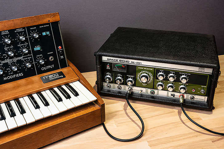 IK Multimedia、テープ・エコーの名機 ローランド RE-201を再現した「T