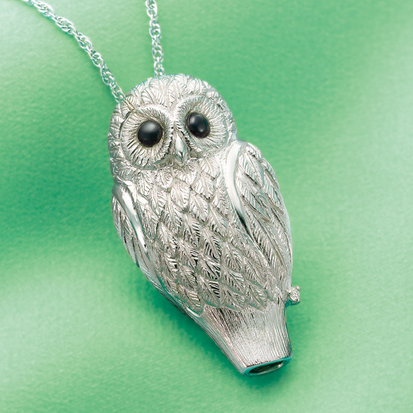 幸せの呼子笛 宝飾ホイッスルペンダント —銀のふくろう—：I・E・I