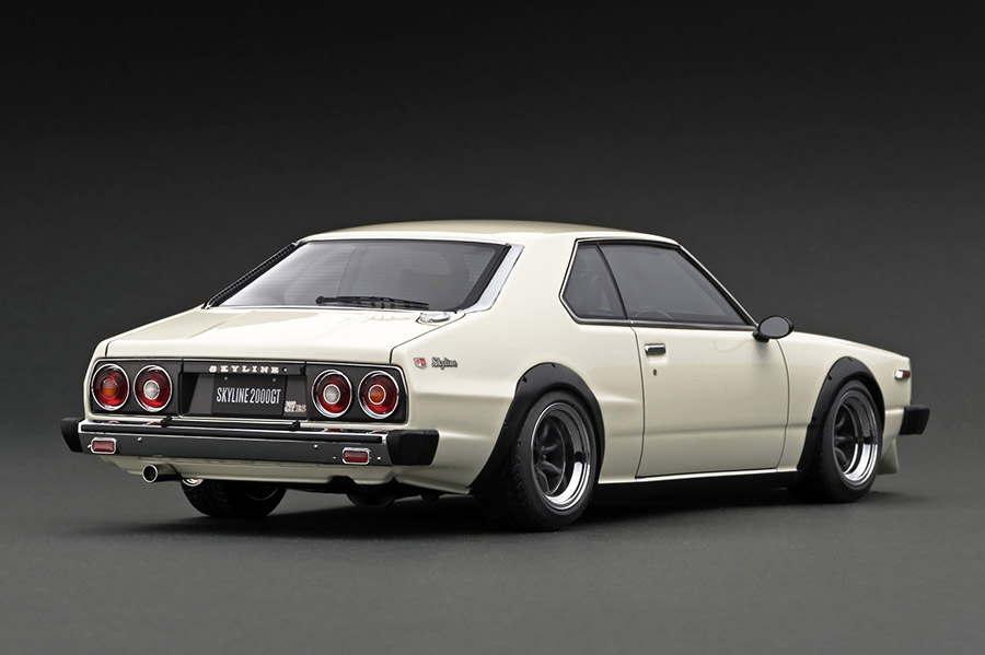 IG3233 1/18 Nissan Skyline 2000 GT-ES (C210) White With Engine