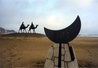 月の砂漠記念像