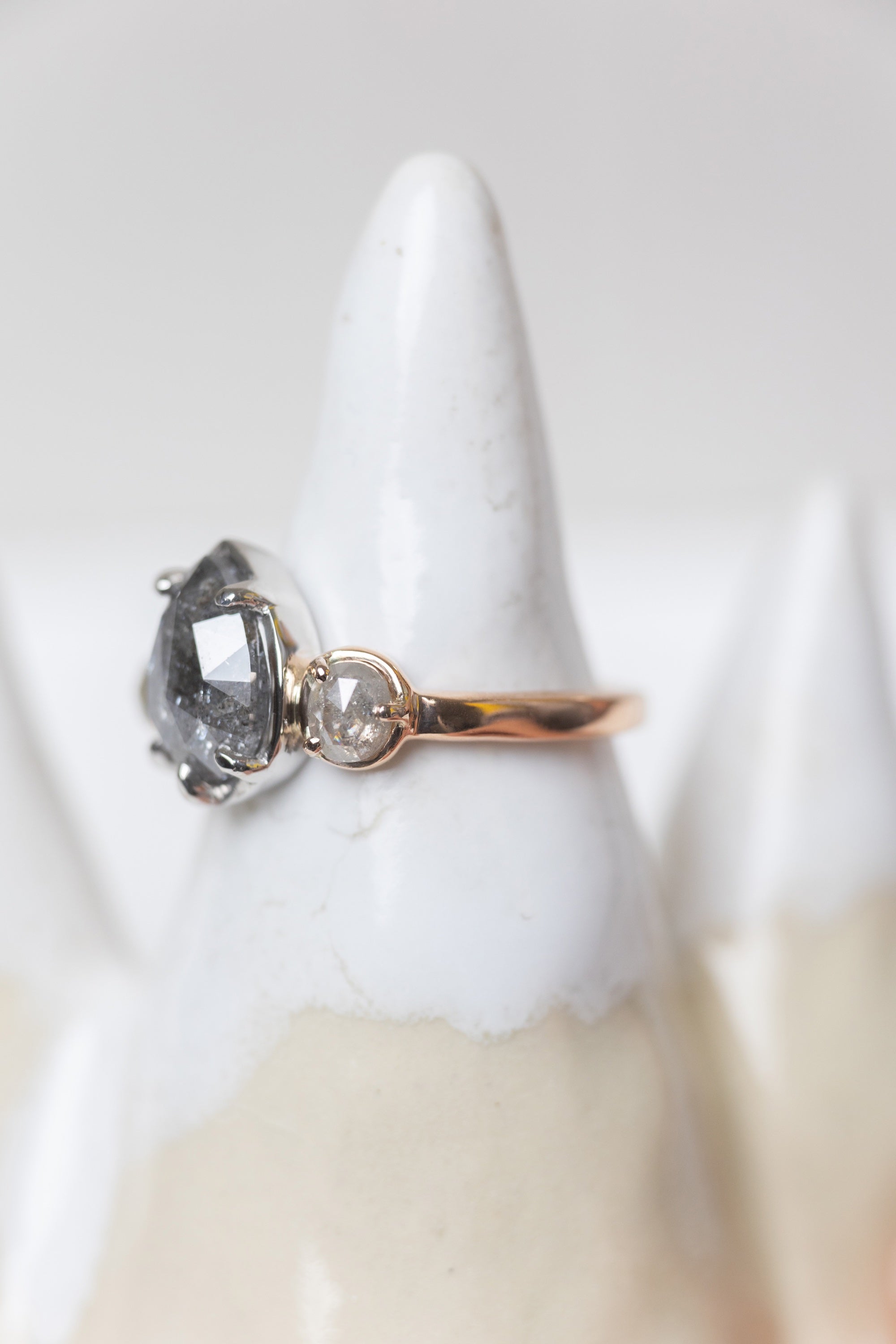 黒いペアシェイプと2石のリング – ileava jewelry