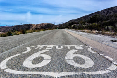 ルート66」唯一の激レアなロードサインを発見！ 荒れた旧路面も味わい