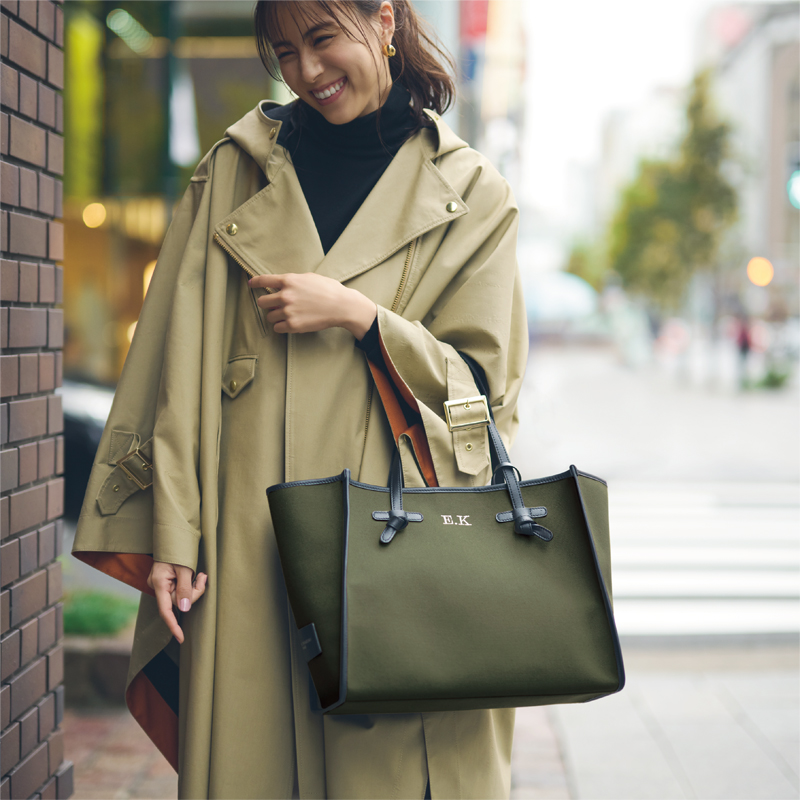 カジュアルすぎない『イニシャルトート』がお仕事バッグにも優秀 | VERY